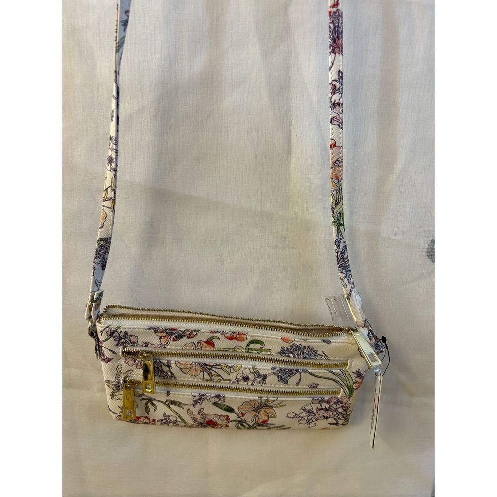 Safe keeper Apt. 9 RDIF crossbody wallet white floral new$38